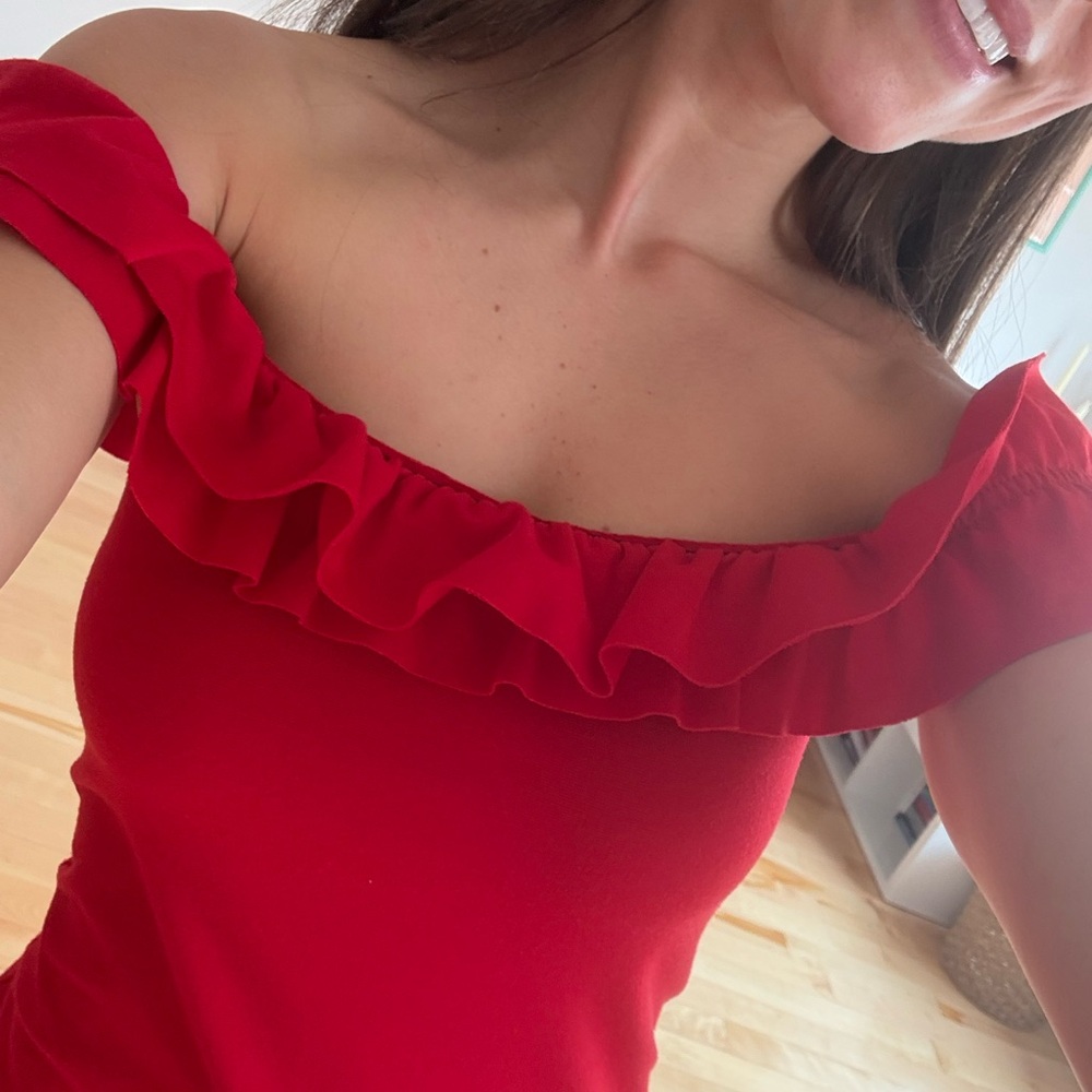 ELEGANT RED OFF-SHOULDER XS DREDD
